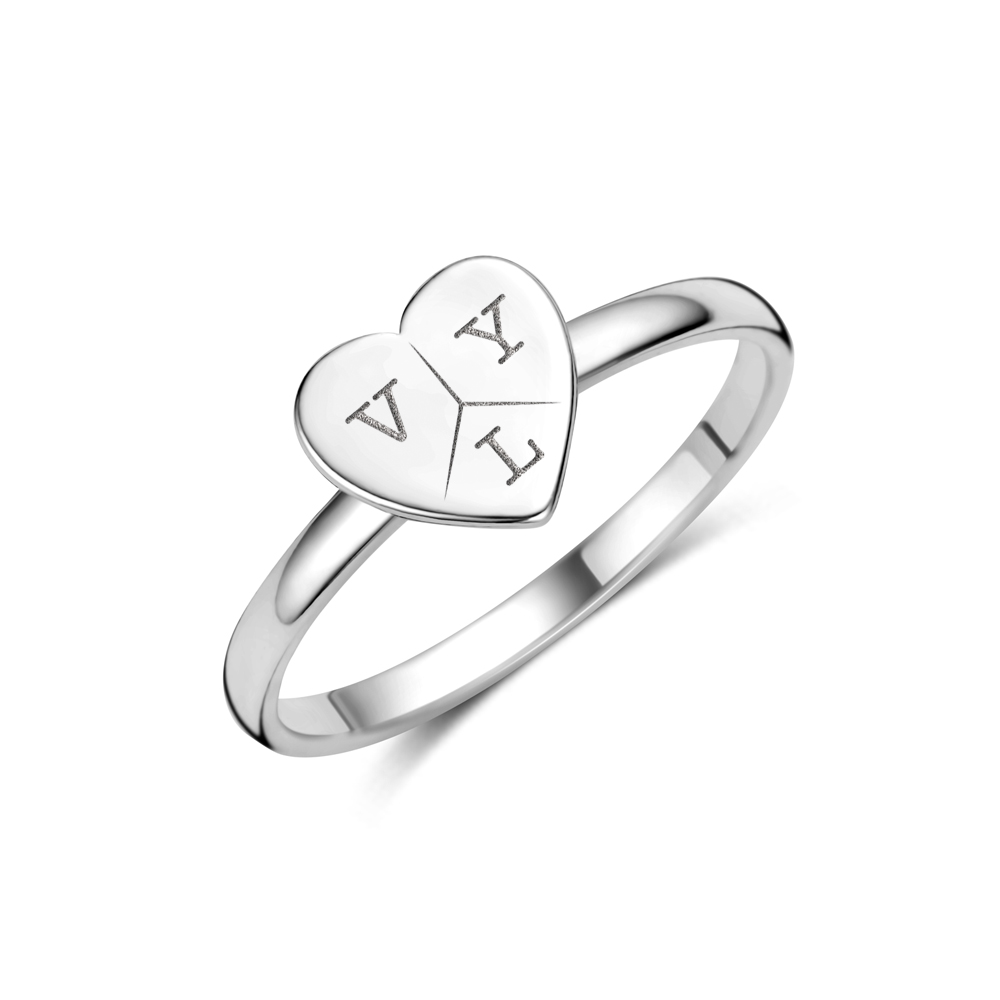 Zilveren ring met hartje en initialen
