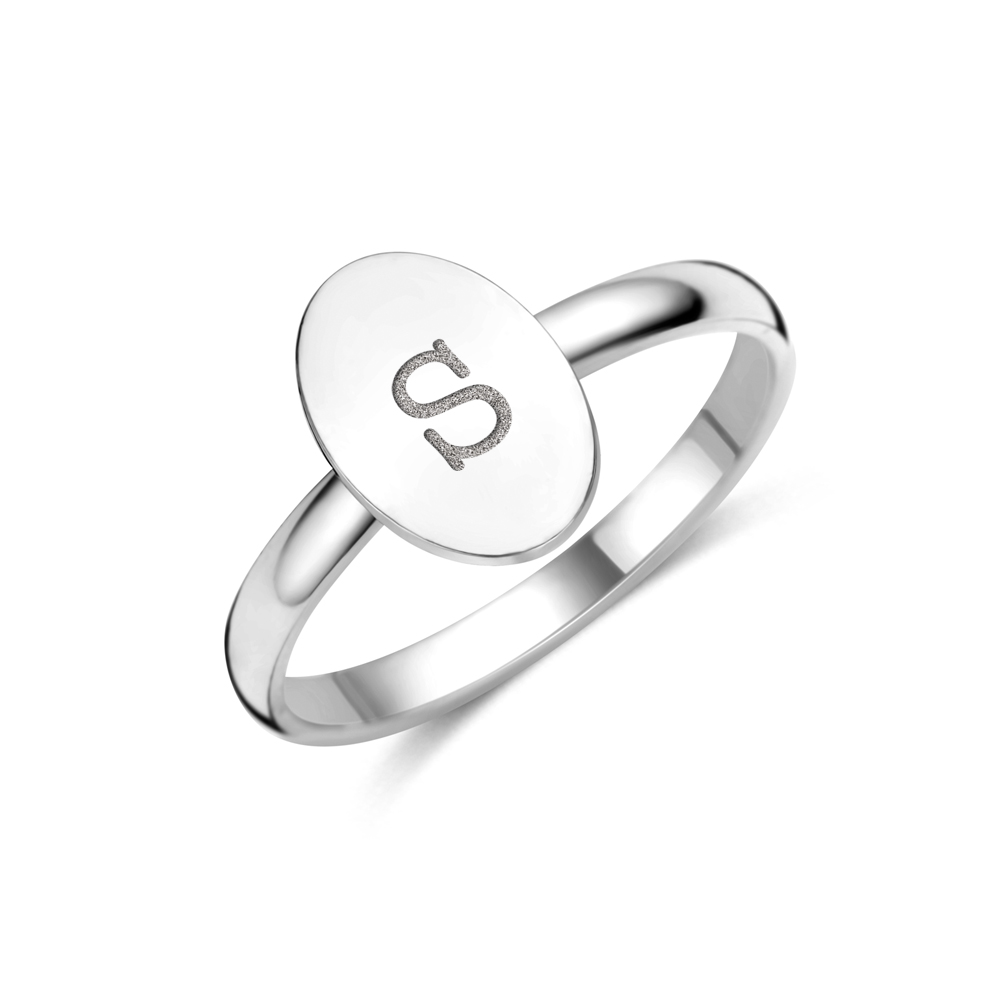 Zilveren ring met ovaal en initialen