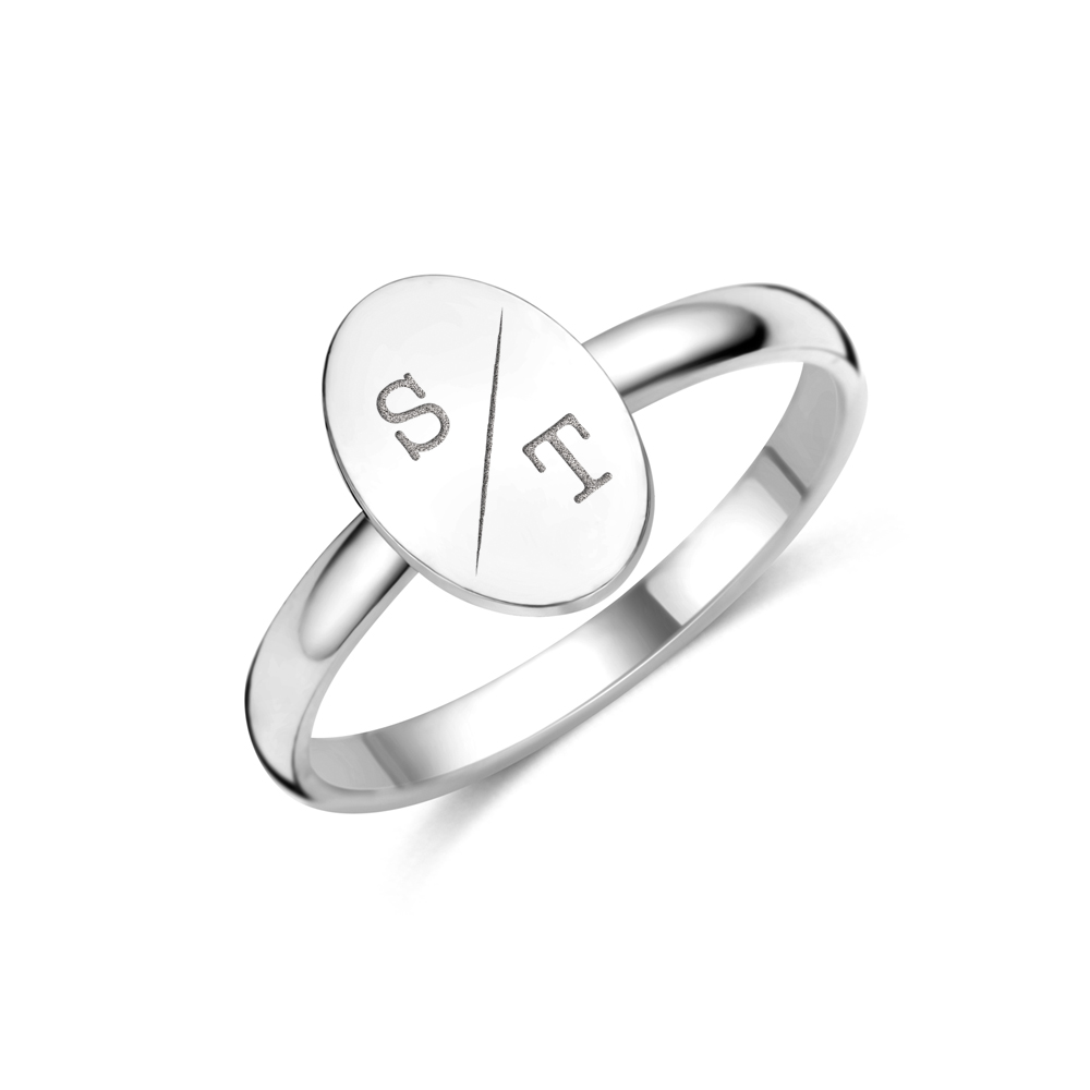 Zilveren ring met ovaal en initialen
