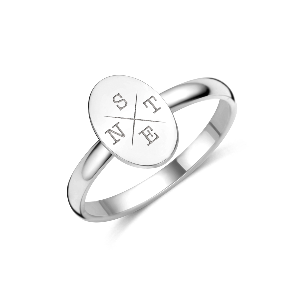 Zilveren ring met ovaal en initialen