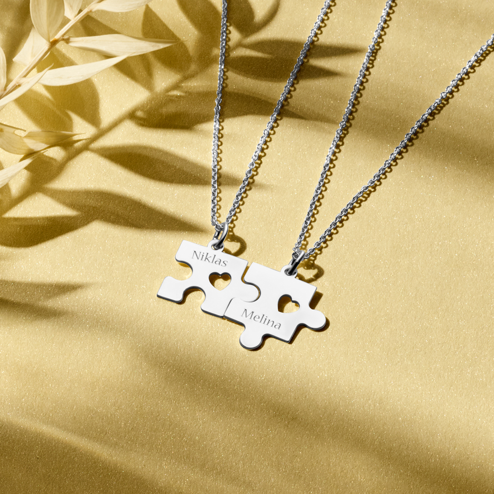 Zilveren vriendschapsketting met puzzelstukjes, hartjes en namen