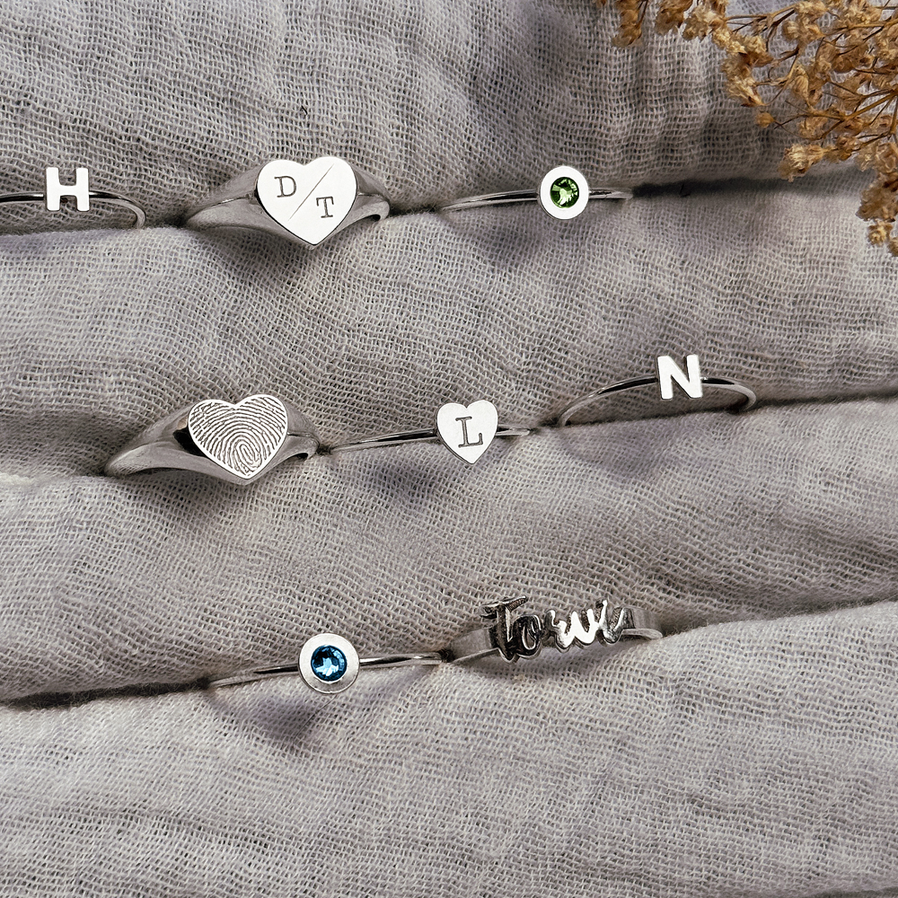 Zilveren ring met hartje en initialen