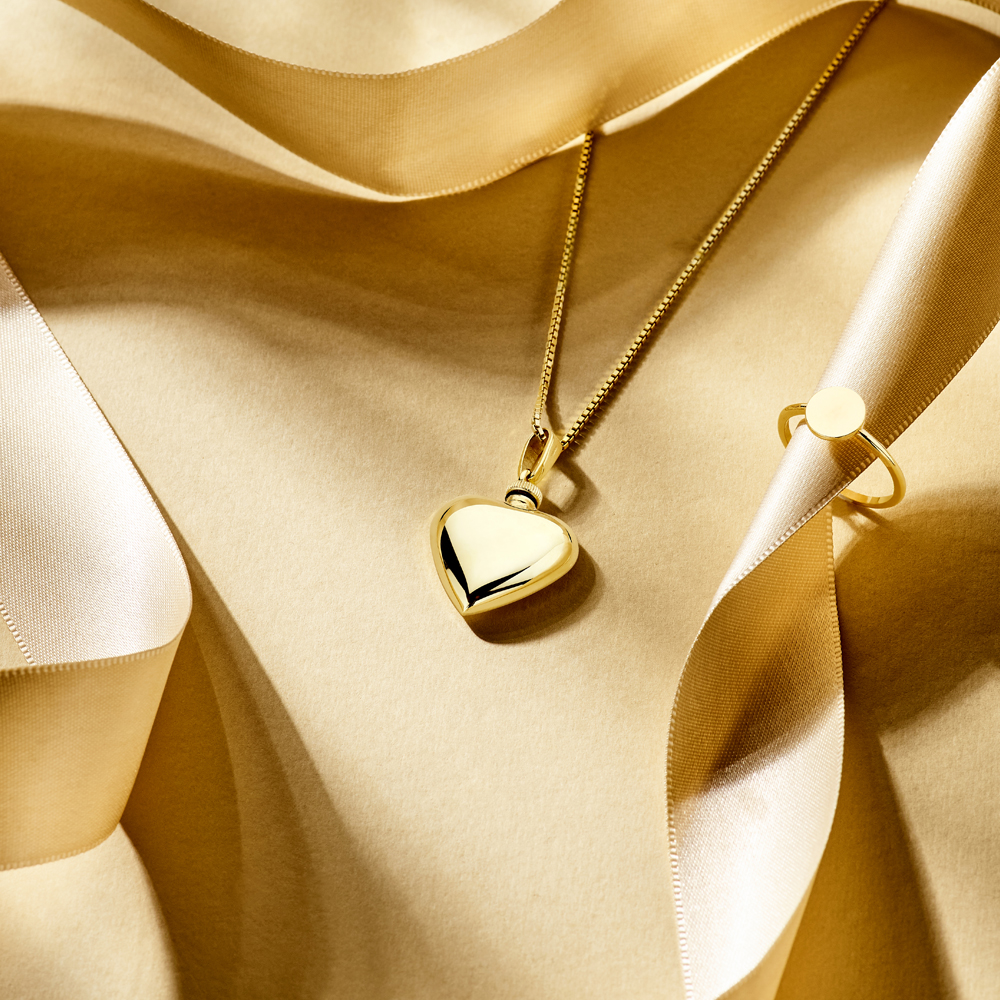 Gouden hartvormig ashanger met gravure - klein