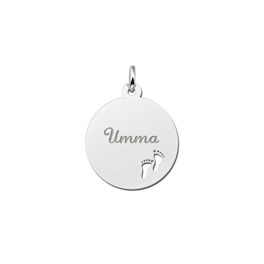 Zilveren hanger met naam en babyvoetjes