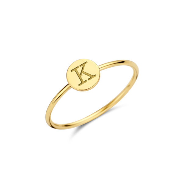 Gouden ring met initialen in een rondje