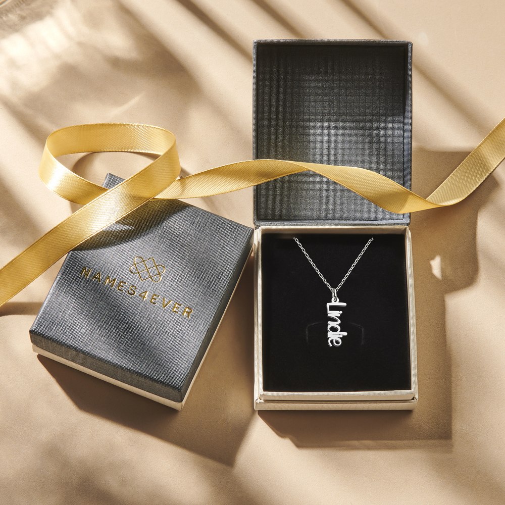 Zilveren verticale naamketting Lindie in modern lettertype