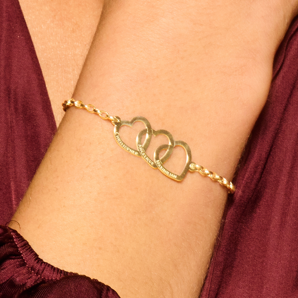 Gouden armband met drie verbonden harten en namen