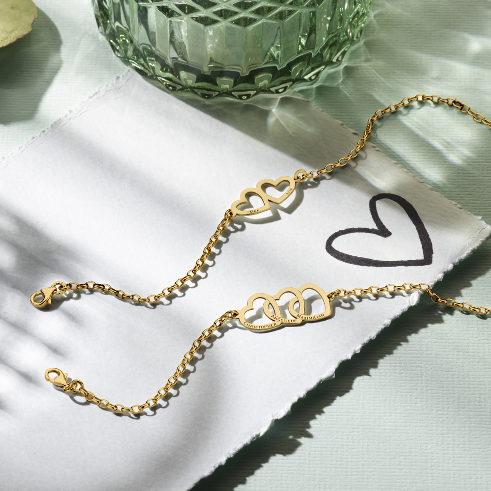 Gouden armband met drie verbonden harten en namen