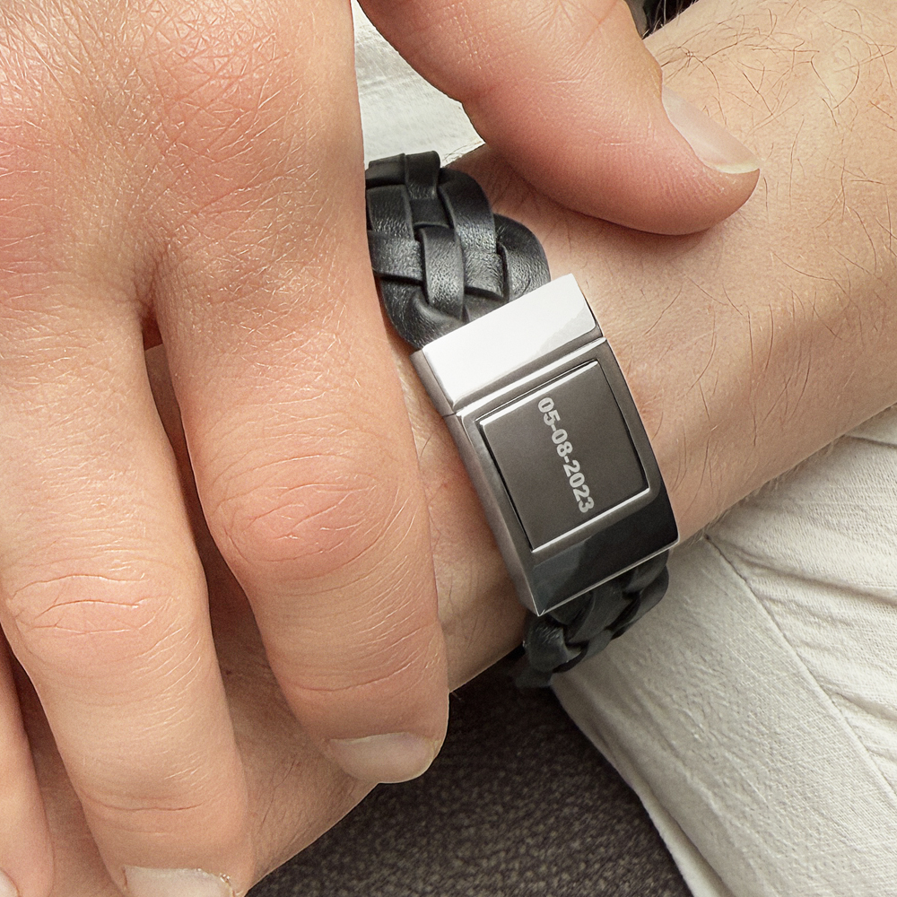 Zwarte gevlochten leren armband met gravure