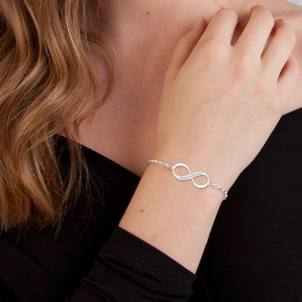 Zilveren infinity armband met twee gegraveerde namen