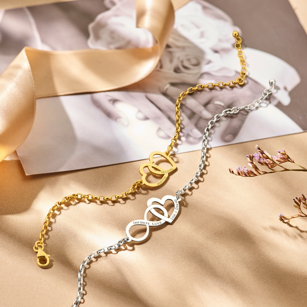 14 karaat gouden armband met twee verbonden harten en namen